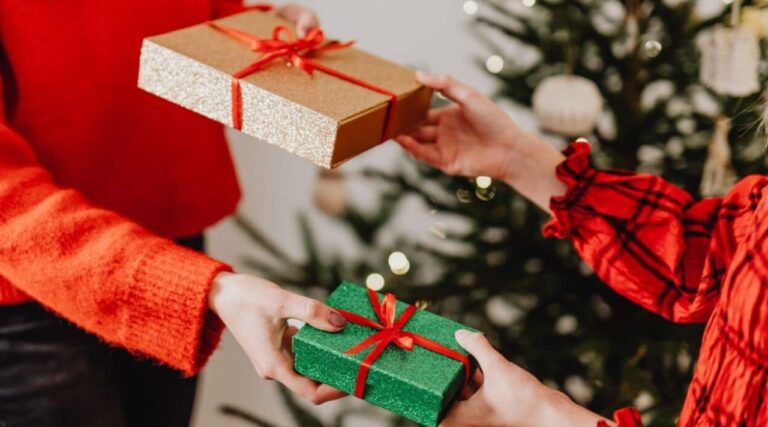 Two people exchanging presents while asking is it rude not to give a gift